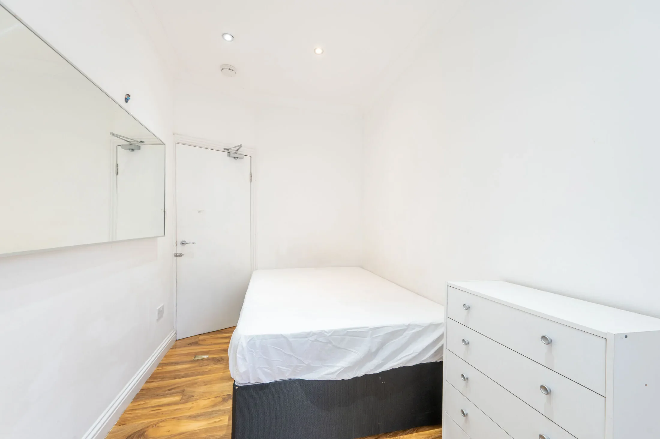 Flat Acton Lane in Greater London