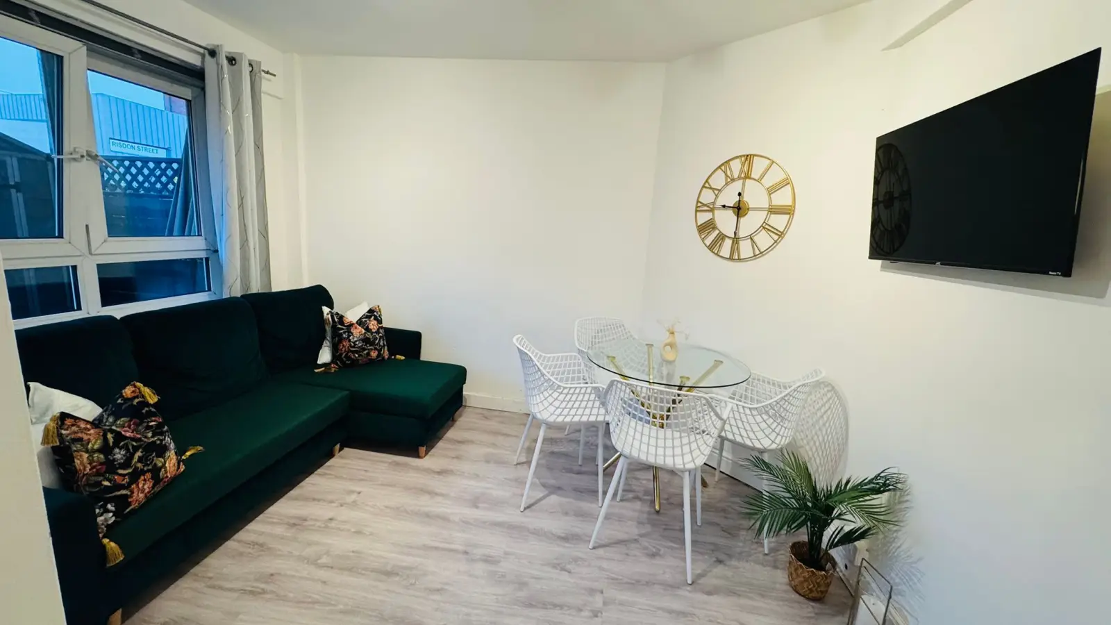 Flat Risdon Street in Greater London