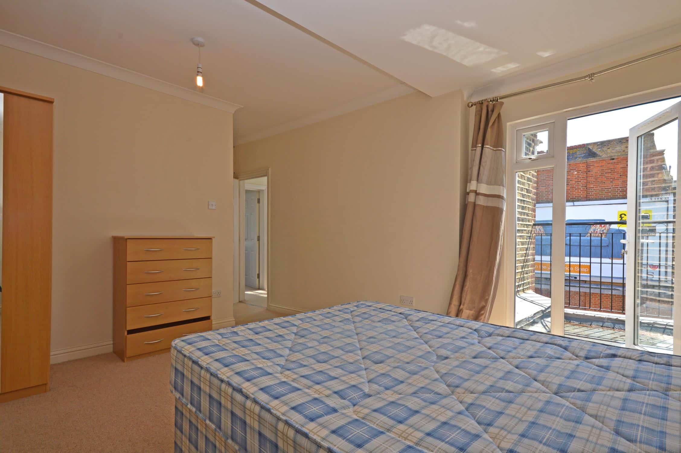Flat Tooting High Street in Greater London
