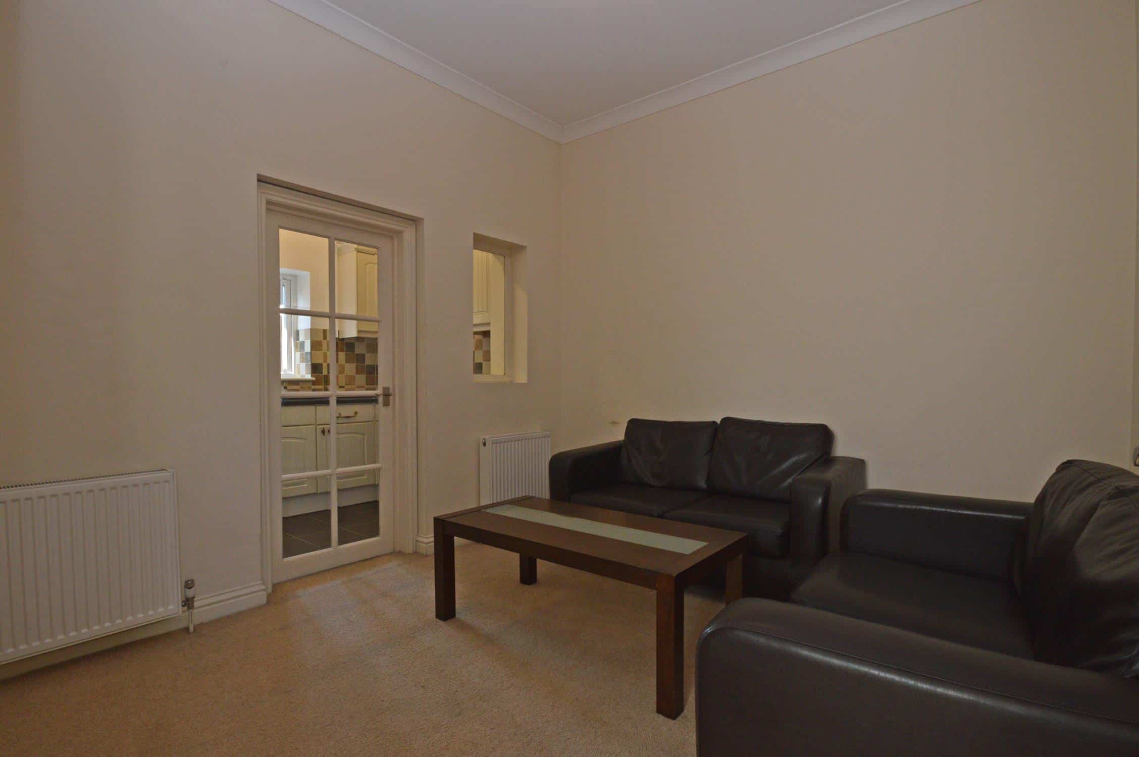 Flat Tooting High Street in Greater London