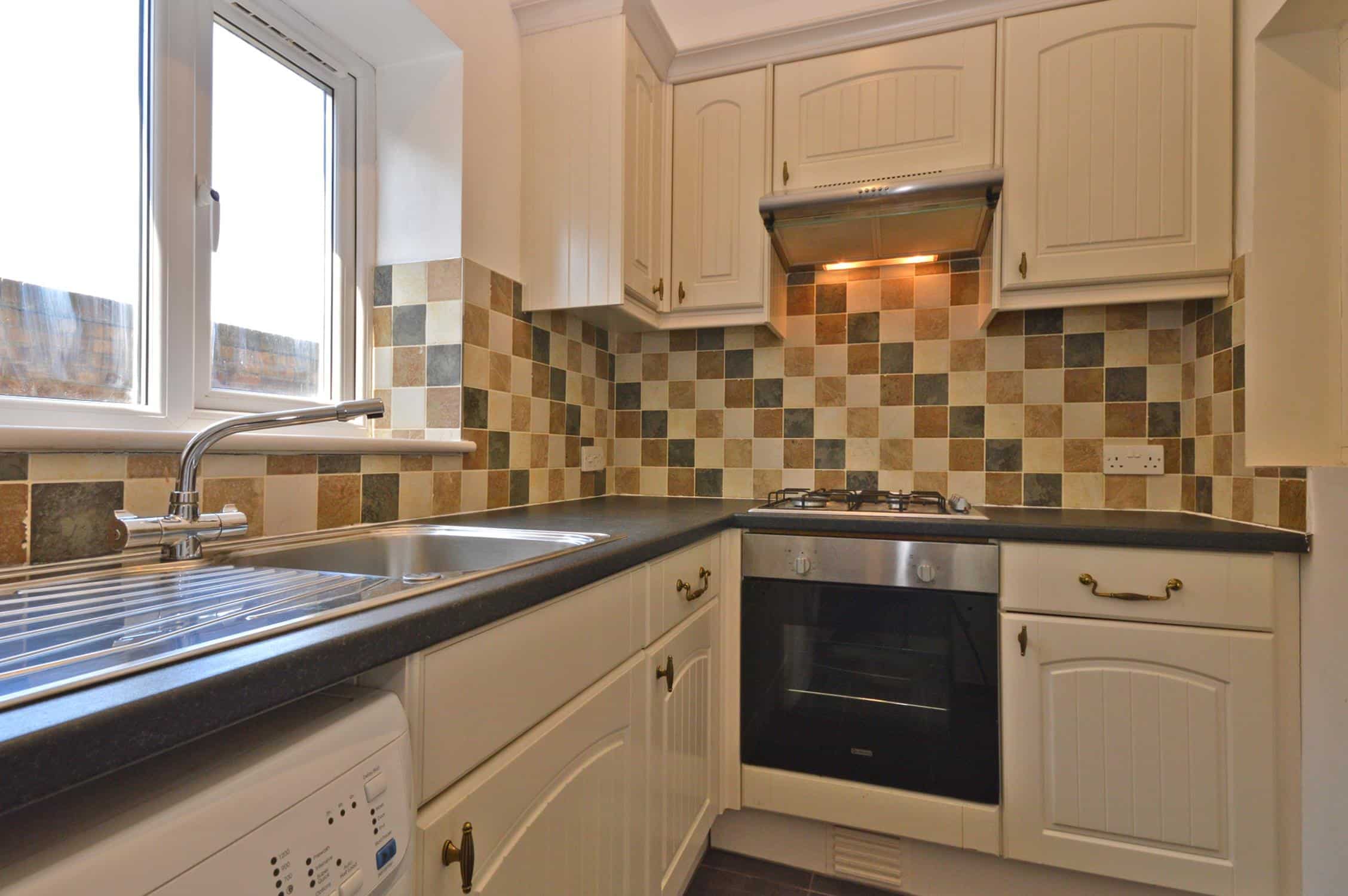 Flat Tooting High Street in Greater London