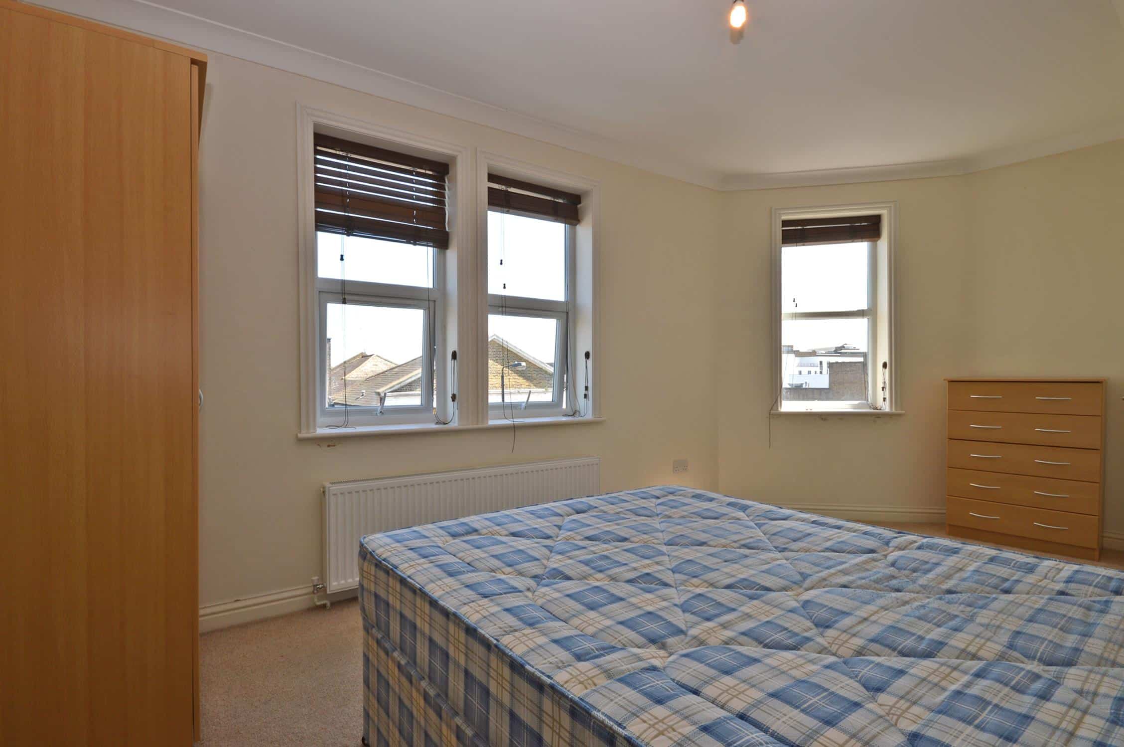 Flat Tooting High Street in Greater London