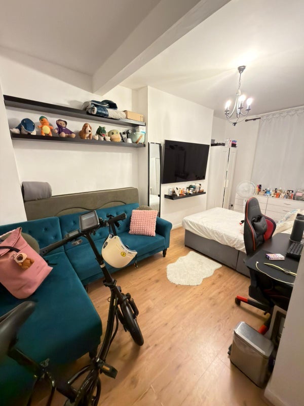 Room Morrish Road in Greater London