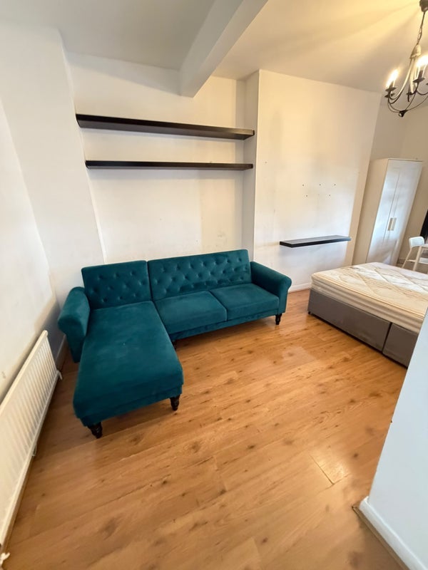 Room Morrish Road in Greater London