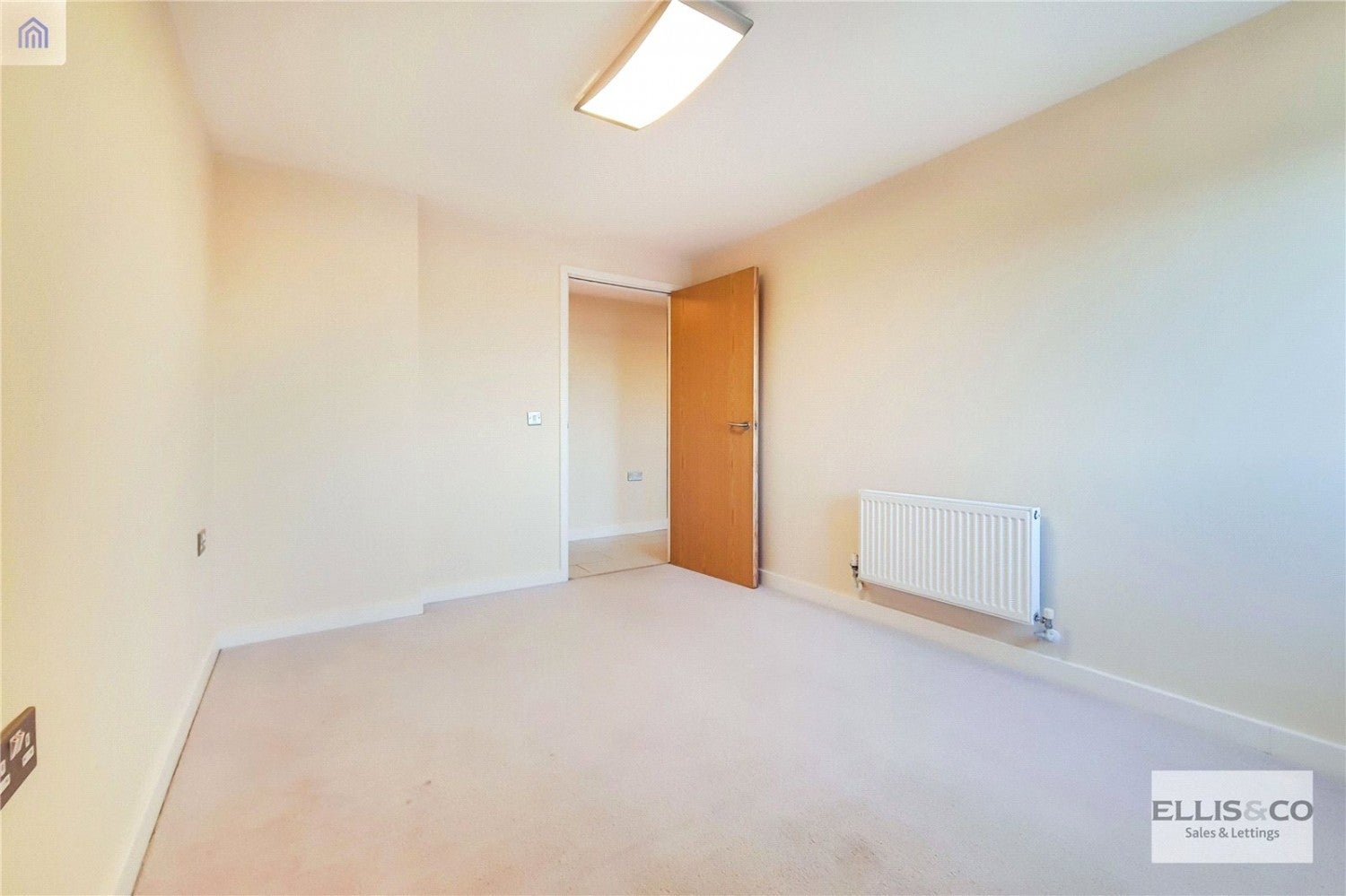 Flat The Green in Greater London