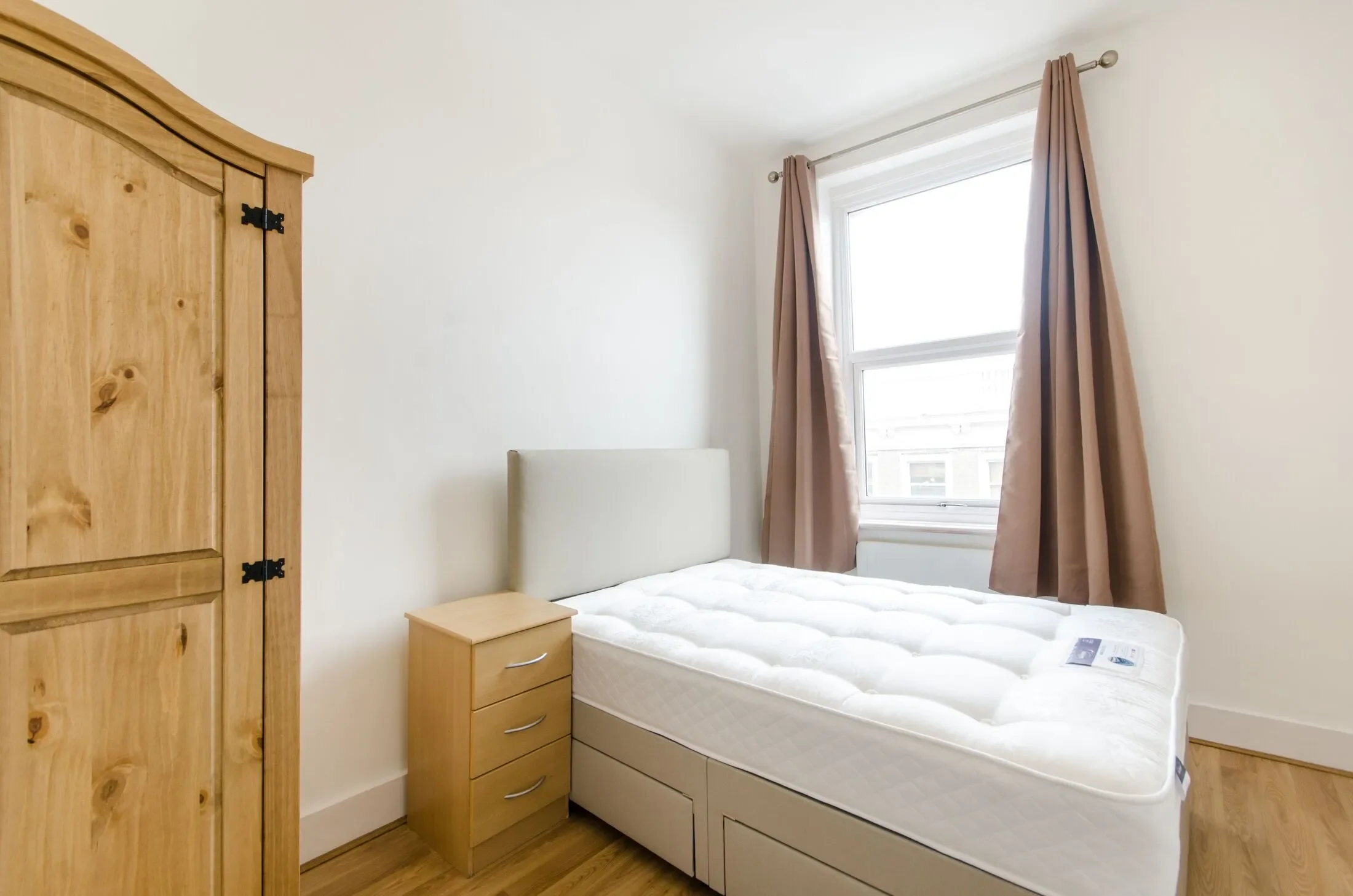 Flat Trebovir Road in Greater London