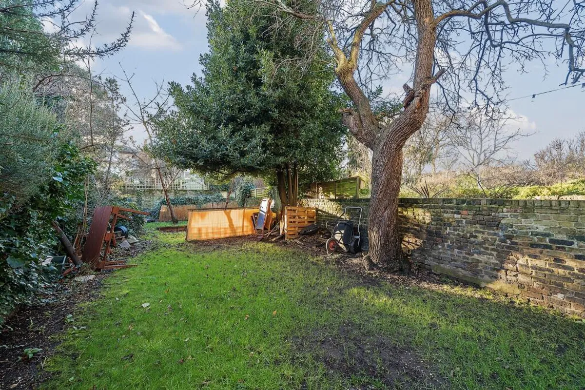 Flat Durand Gardens in Greater London
