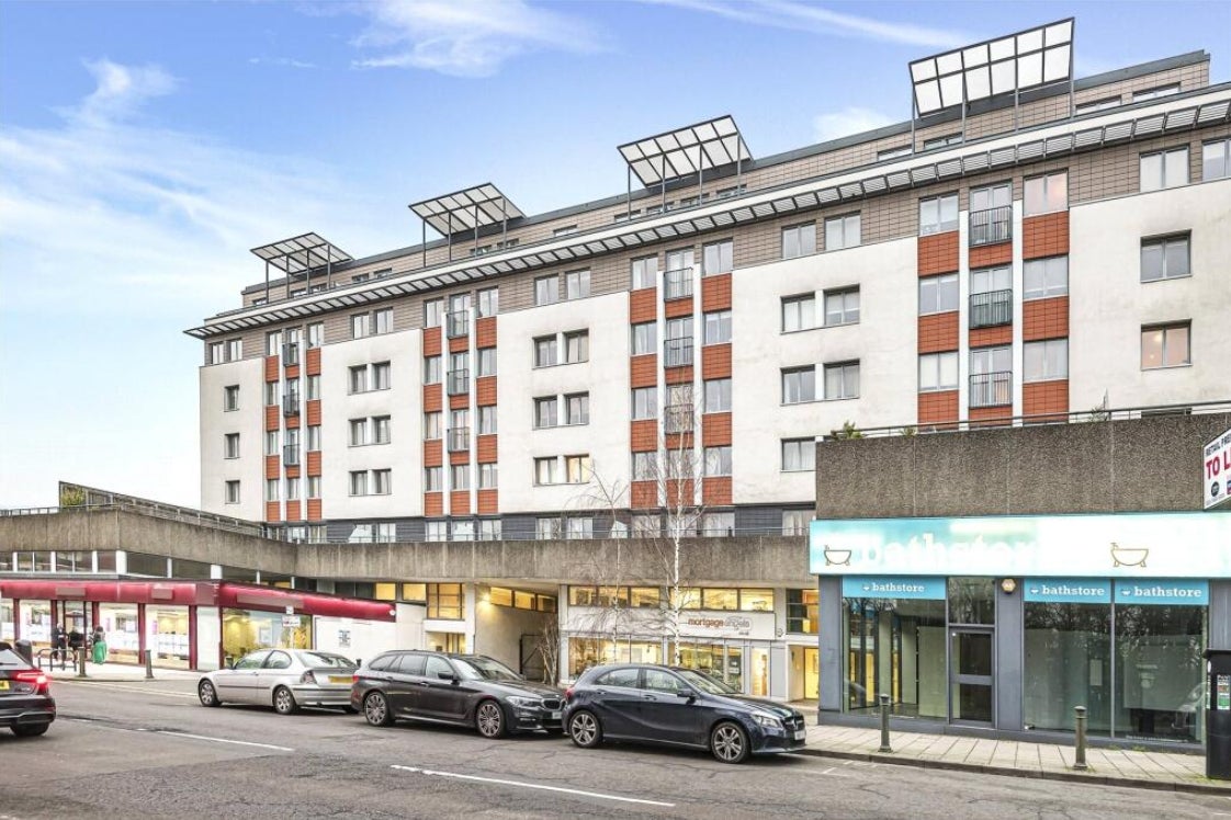 Flat Albemarle Road in Greater London