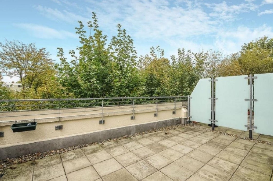 Flat Albemarle Road in Greater London