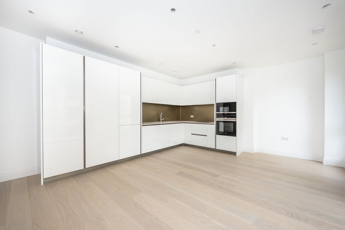 Flat Broom Road in Greater London