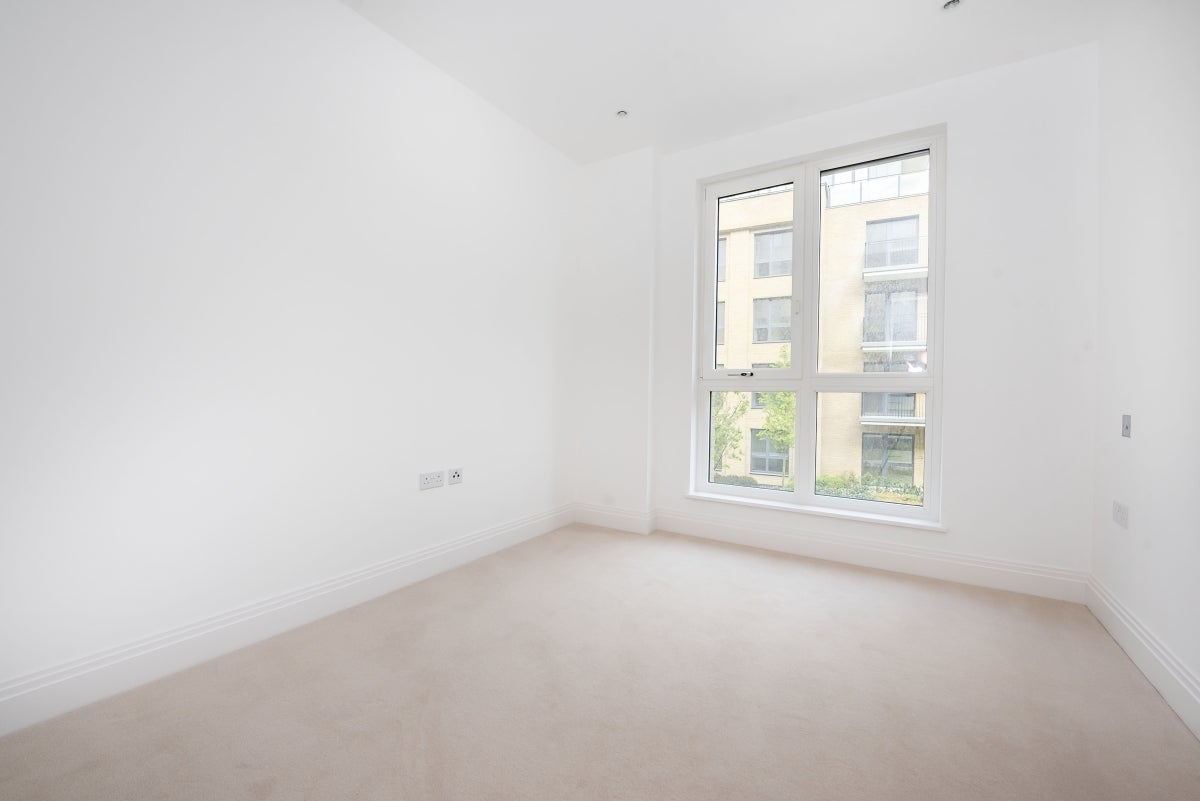 Flat Broom Road in Greater London
