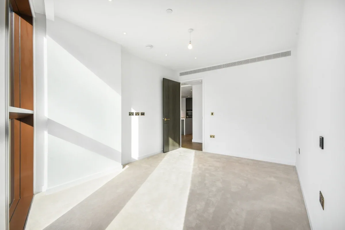 Flat Carnation Way in Greater London