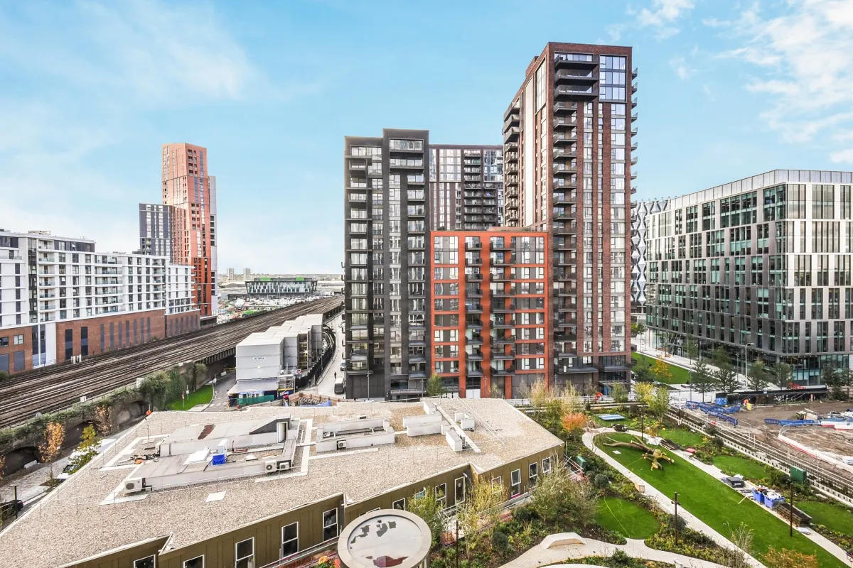 Flat Carnation Way in Greater London