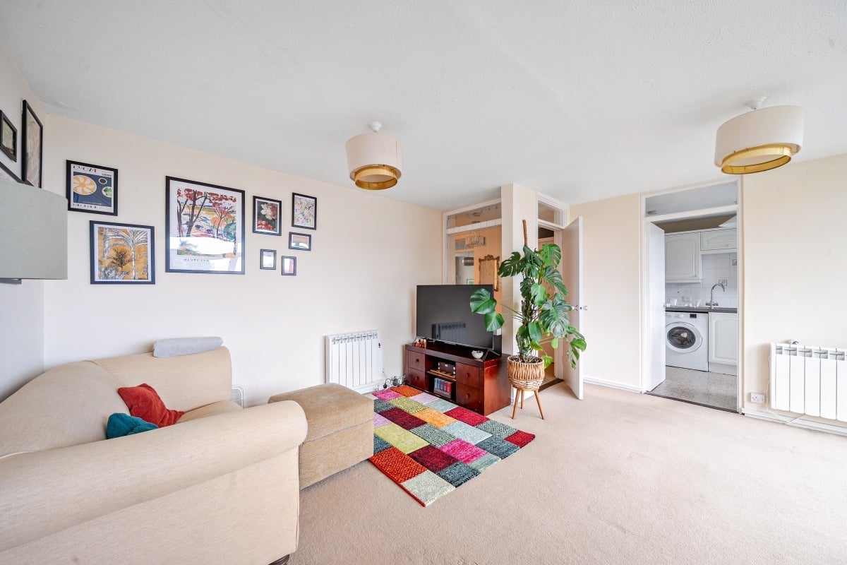 Flat Shady Bower Close in Salisbury