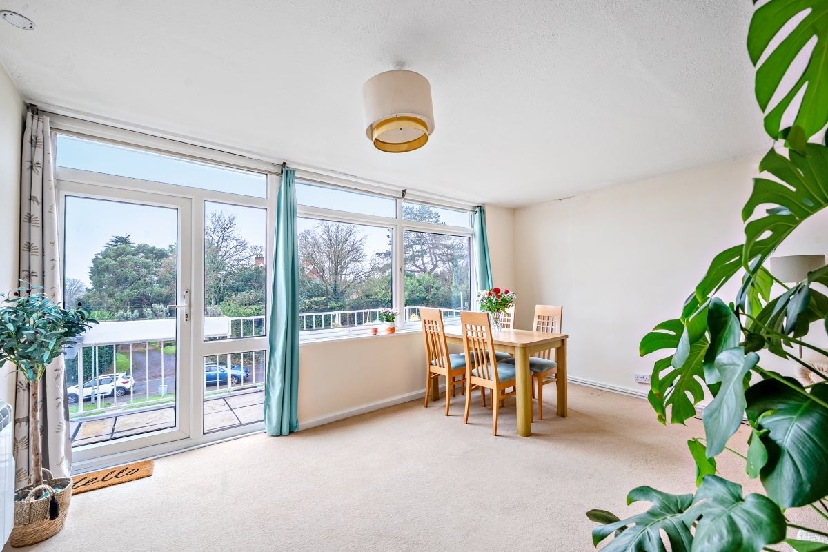 Flat Shady Bower Close in Salisbury