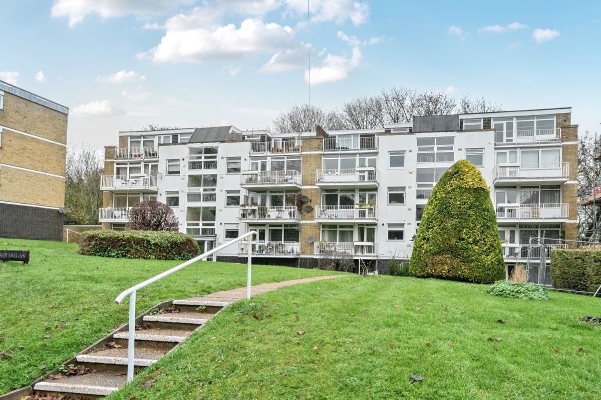 Flat Shady Bower Close in Salisbury