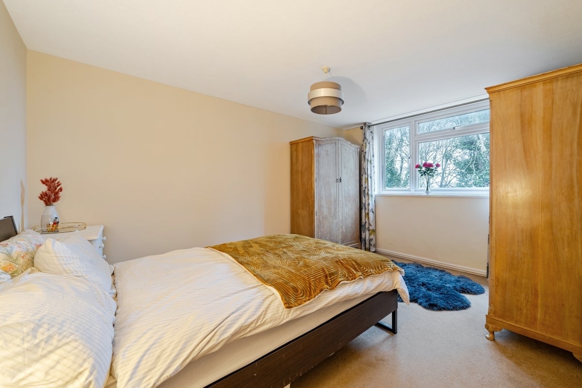 Flat Shady Bower Close in Salisbury