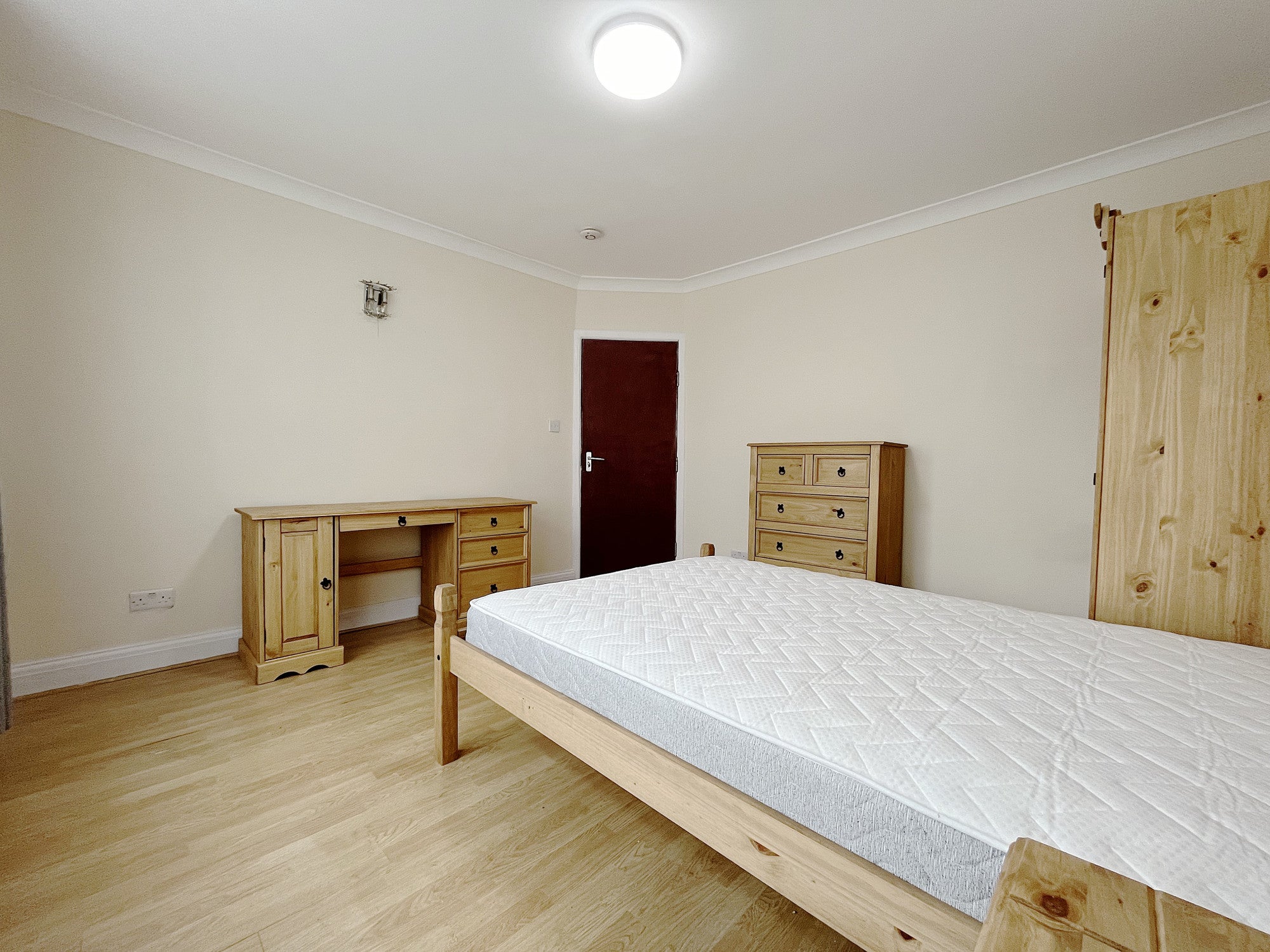 Flat Summerhouse Lane in London