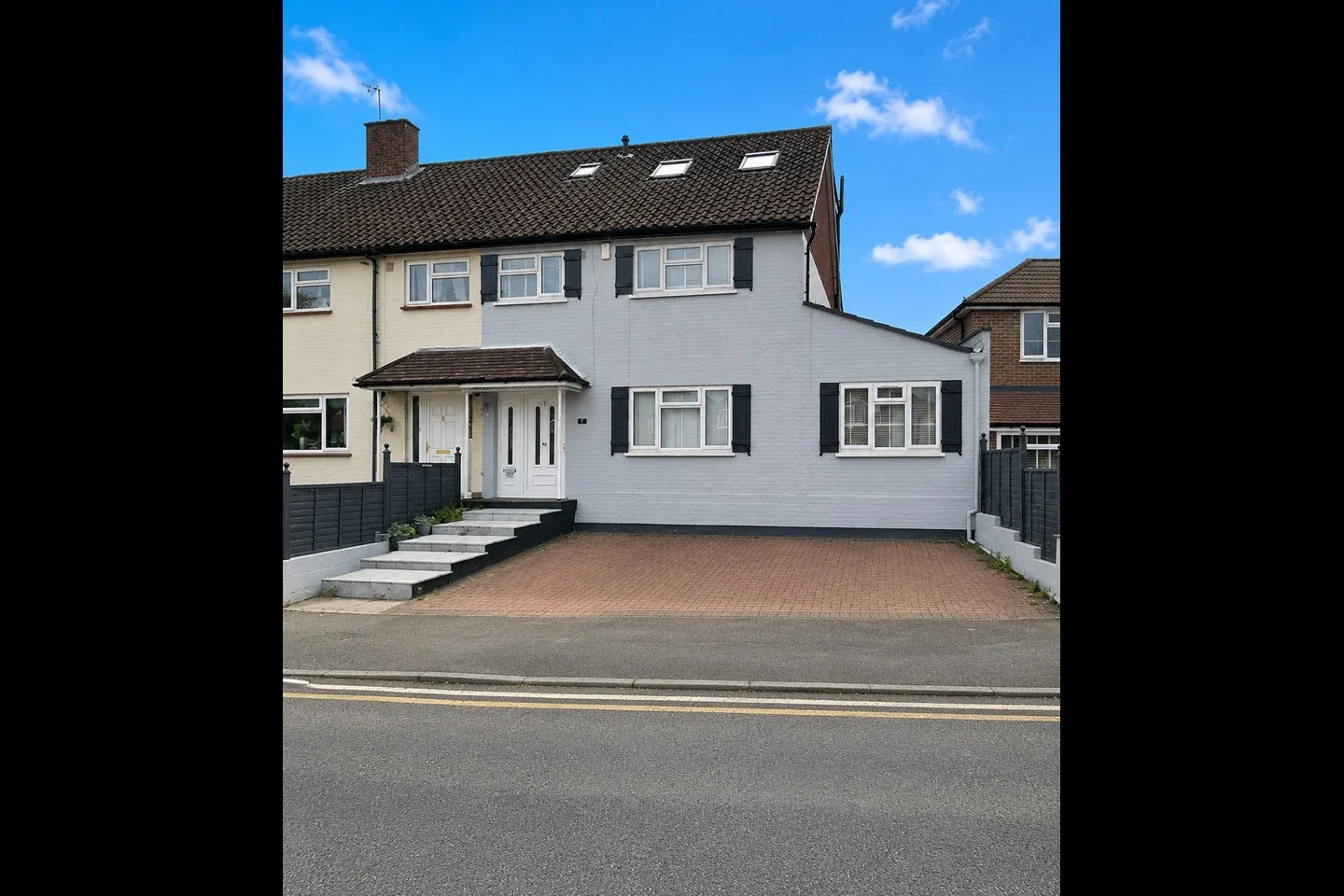 Flat Cox Lane in Greater London