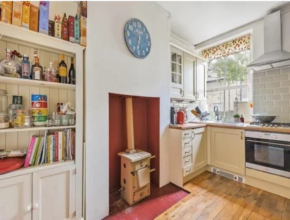 Flat Sutton Court in Greater London