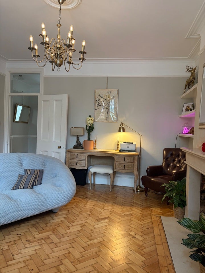 Flat Sutton Court in Greater London