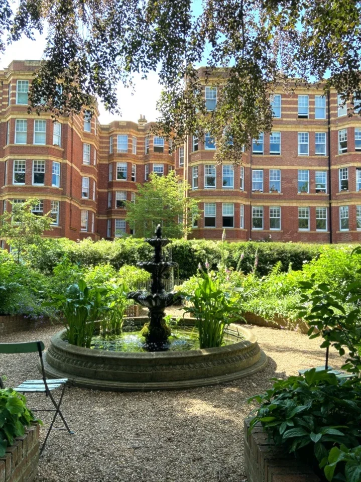 Flat Sutton Court in Greater London