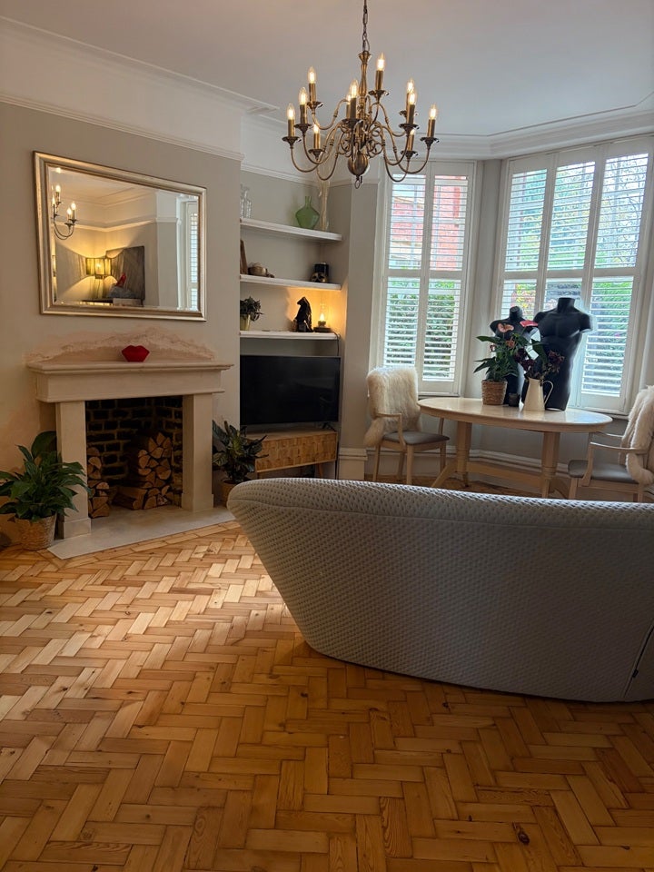 Flat Sutton Court in Greater London