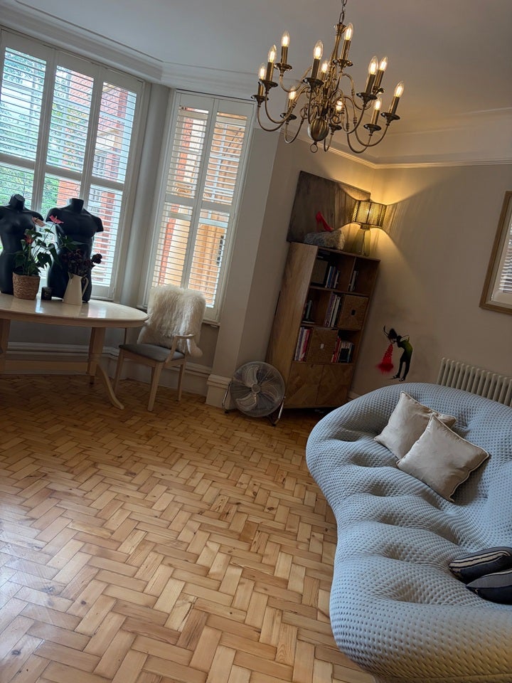 Flat Sutton Court in Greater London