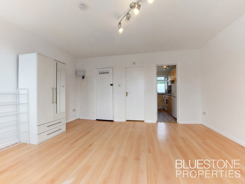 Flat Earlsfield Road in Greater London