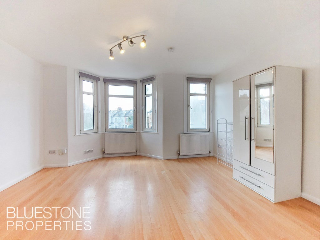Flat Earlsfield Road in Greater London