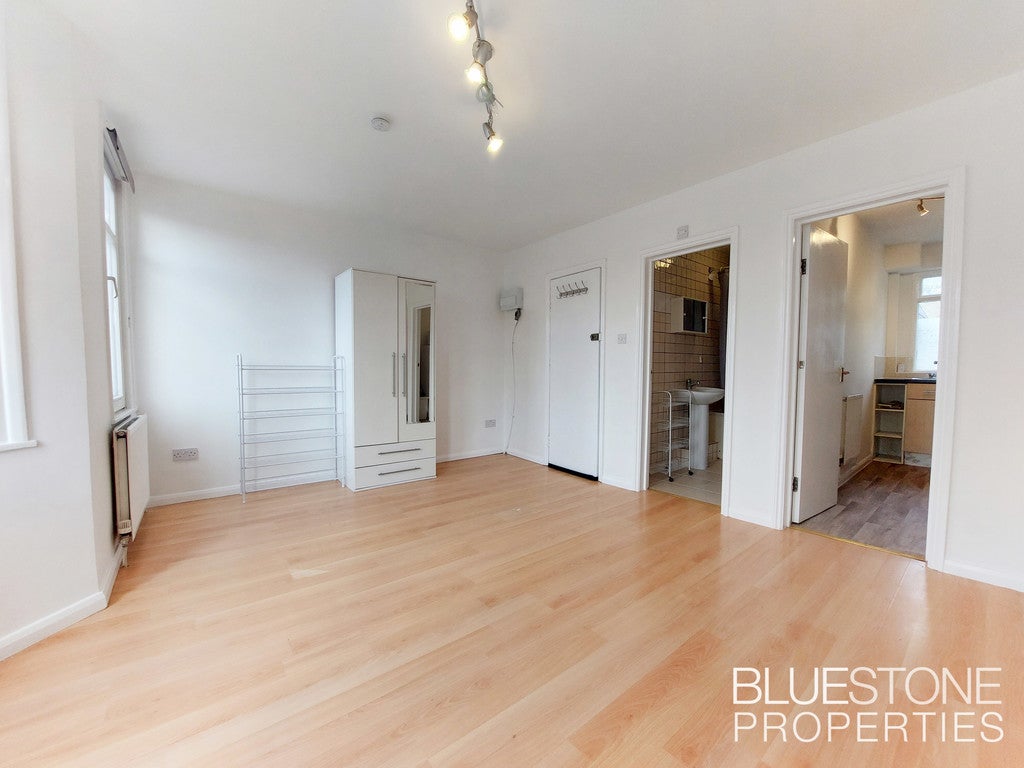 Flat Earlsfield Road in Greater London