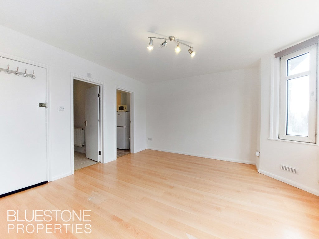 Flat Earlsfield Road in Greater London