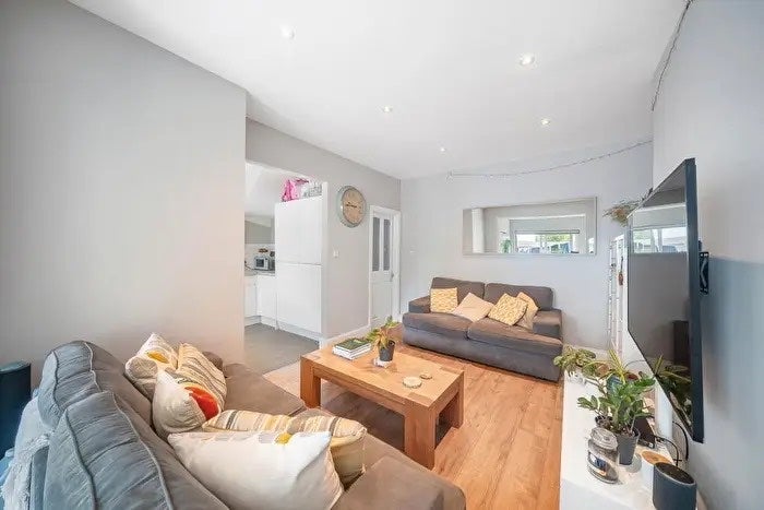 Room Queensville Road in Greater London
