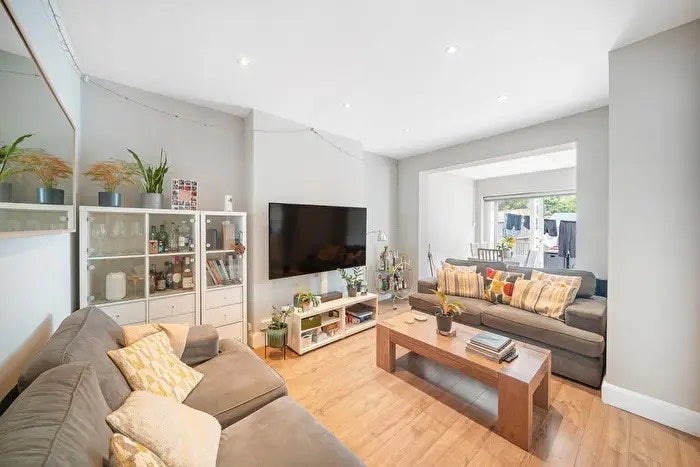 Room Queensville Road in Greater London