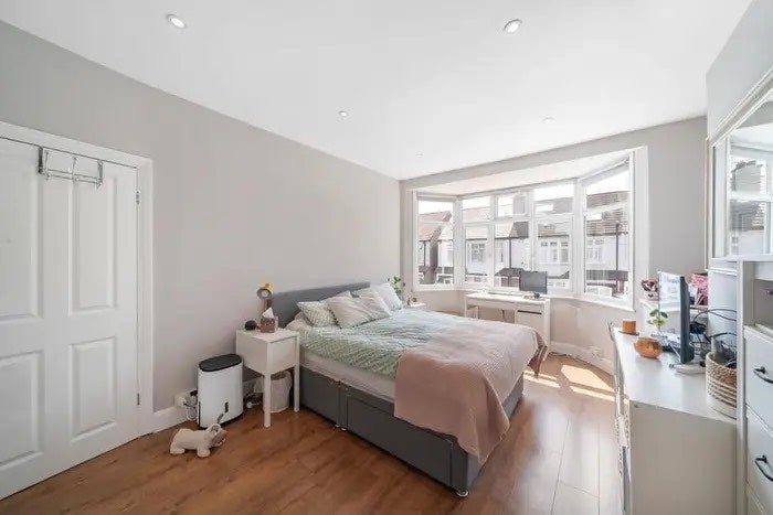 Room Queensville Road in Greater London