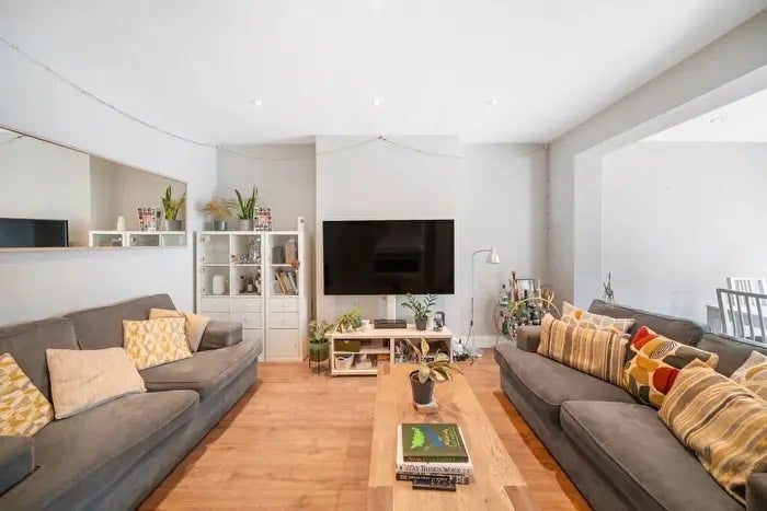 Room Queensville Road in Greater London