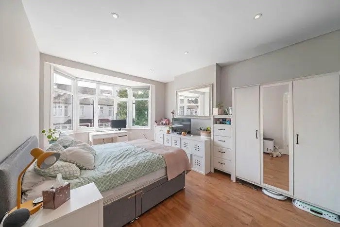Room Queensville Road in Greater London