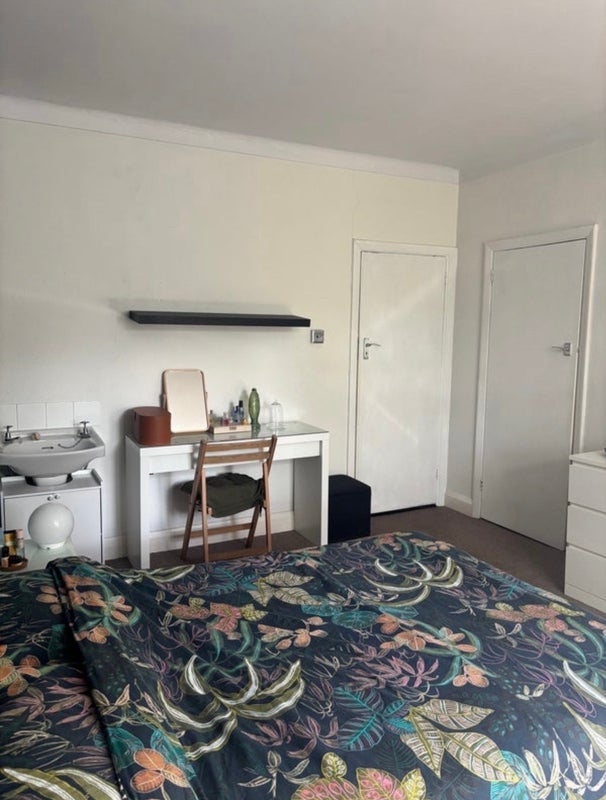 Room Foxgrove Avenue in Greater London