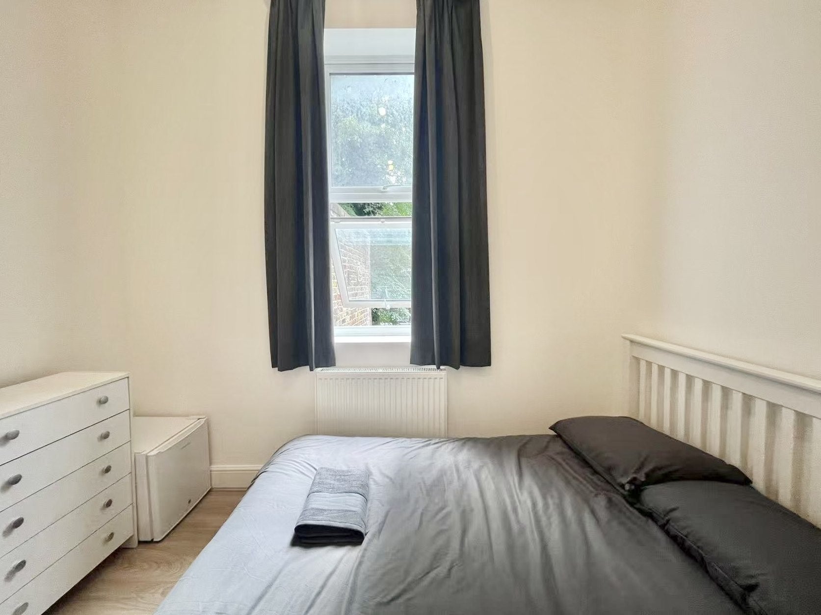 Room Eversholt Street in Greater London