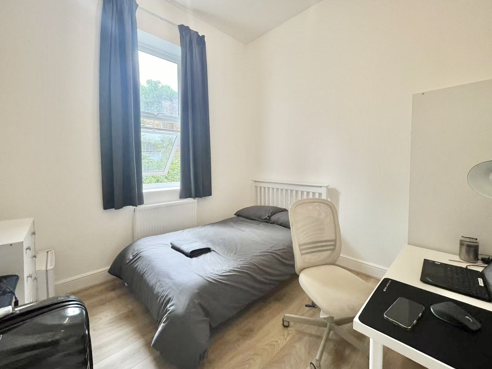 Room Eversholt Street in Greater London