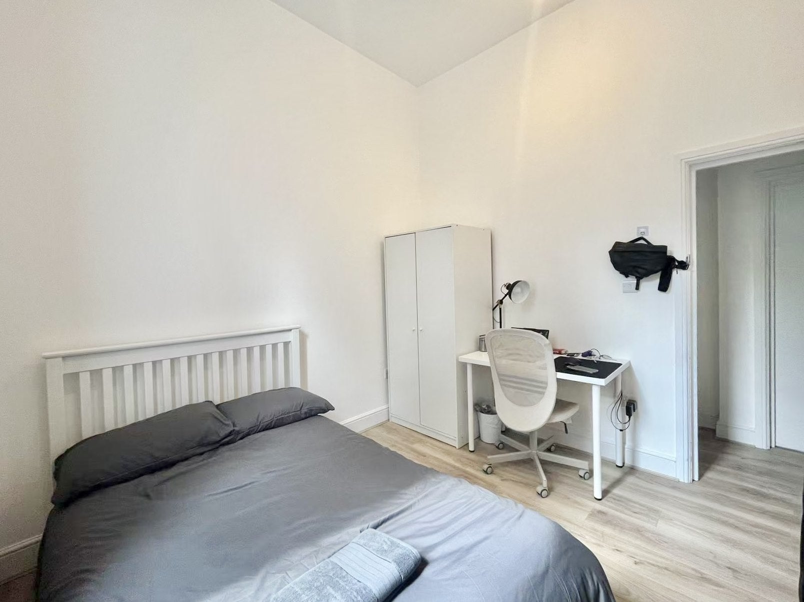 Room Eversholt Street in Greater London