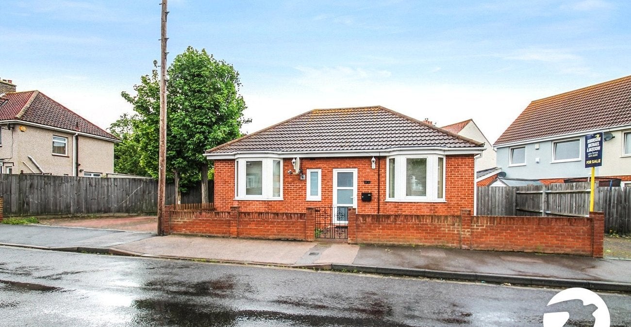 House Kitchener Avenue in Gravesham