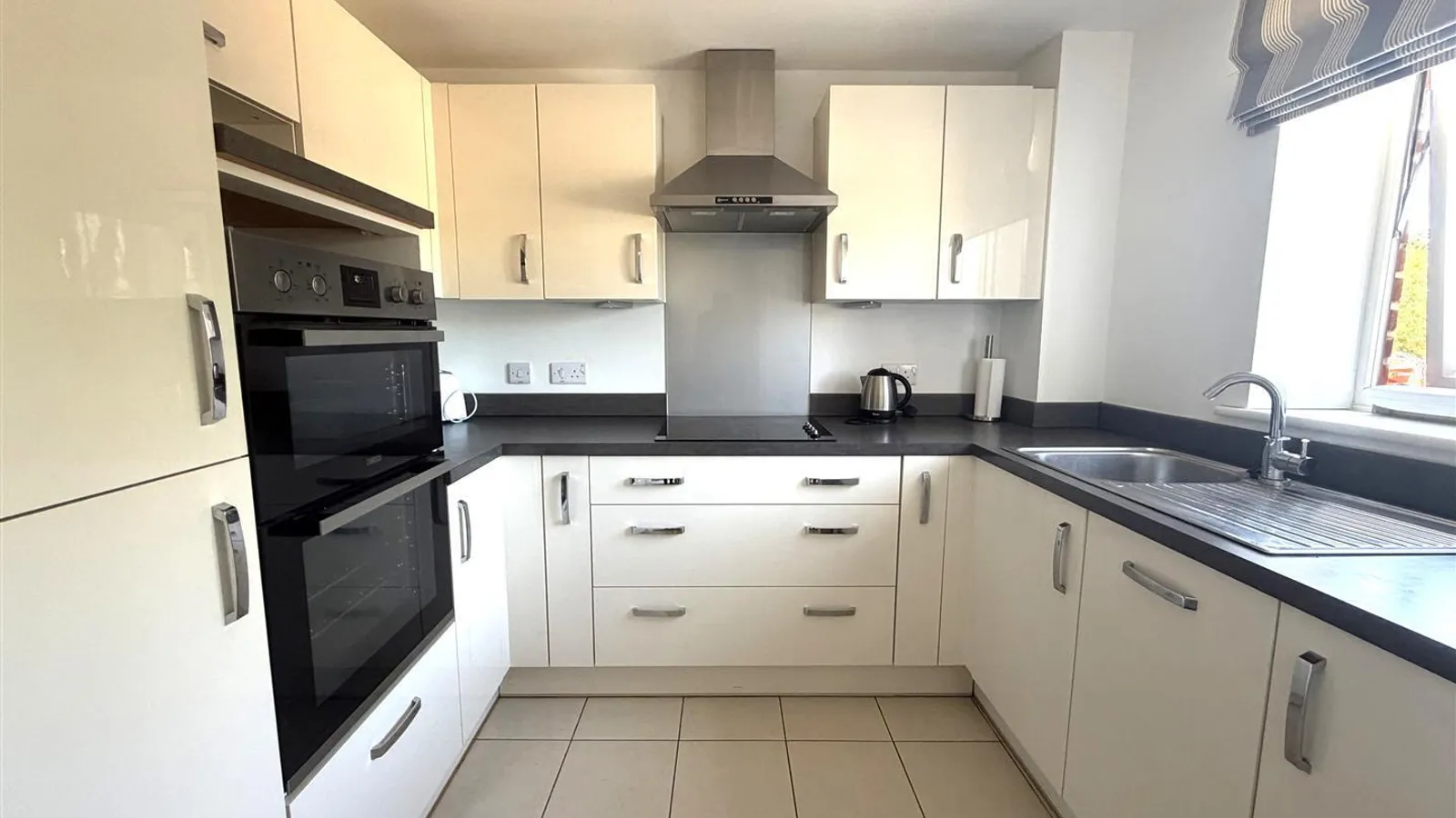 Flat Moorfield Road in Denham