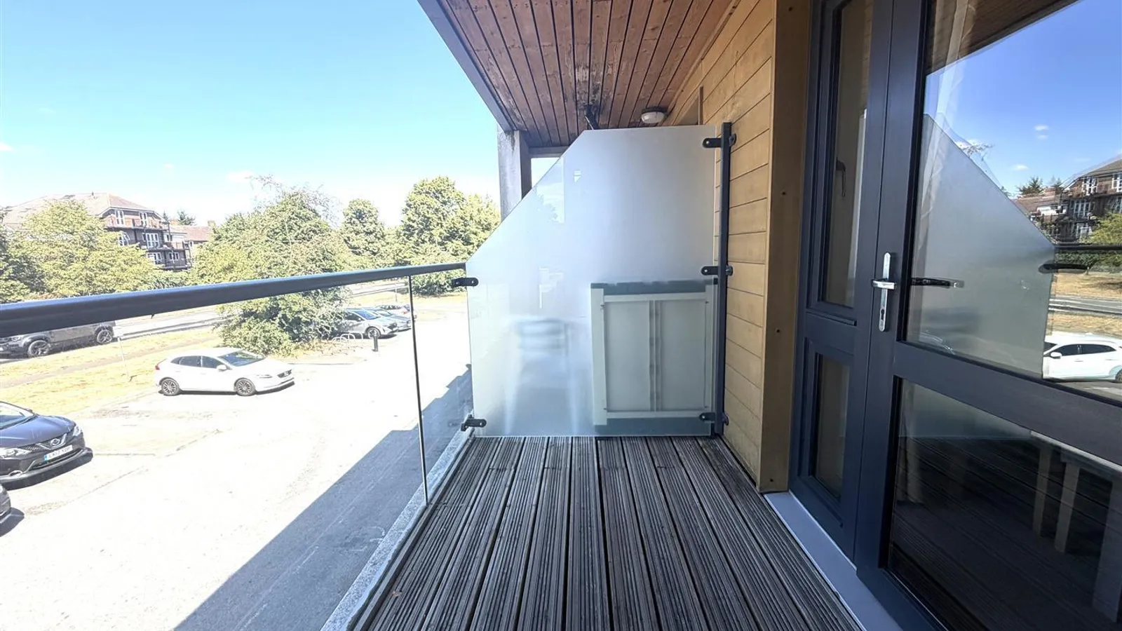 Flat Moorfield Road in Denham