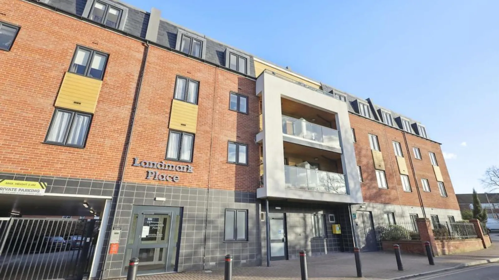 Flat Moorfield Road in Denham