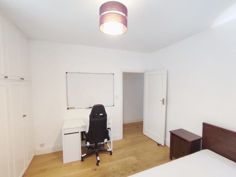 Room Stirling Road in Greater London