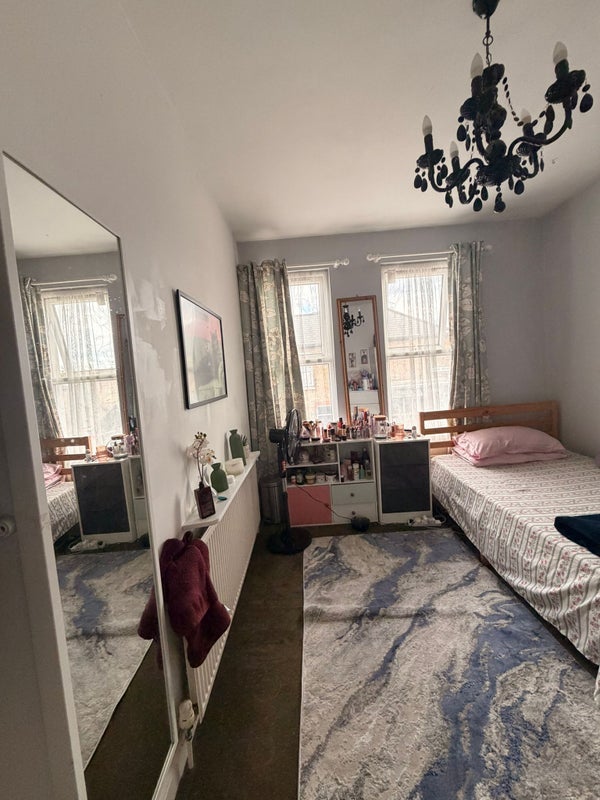 Room Curwen Avenue in Greater London