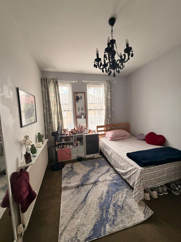 Room Curwen Avenue in Greater London