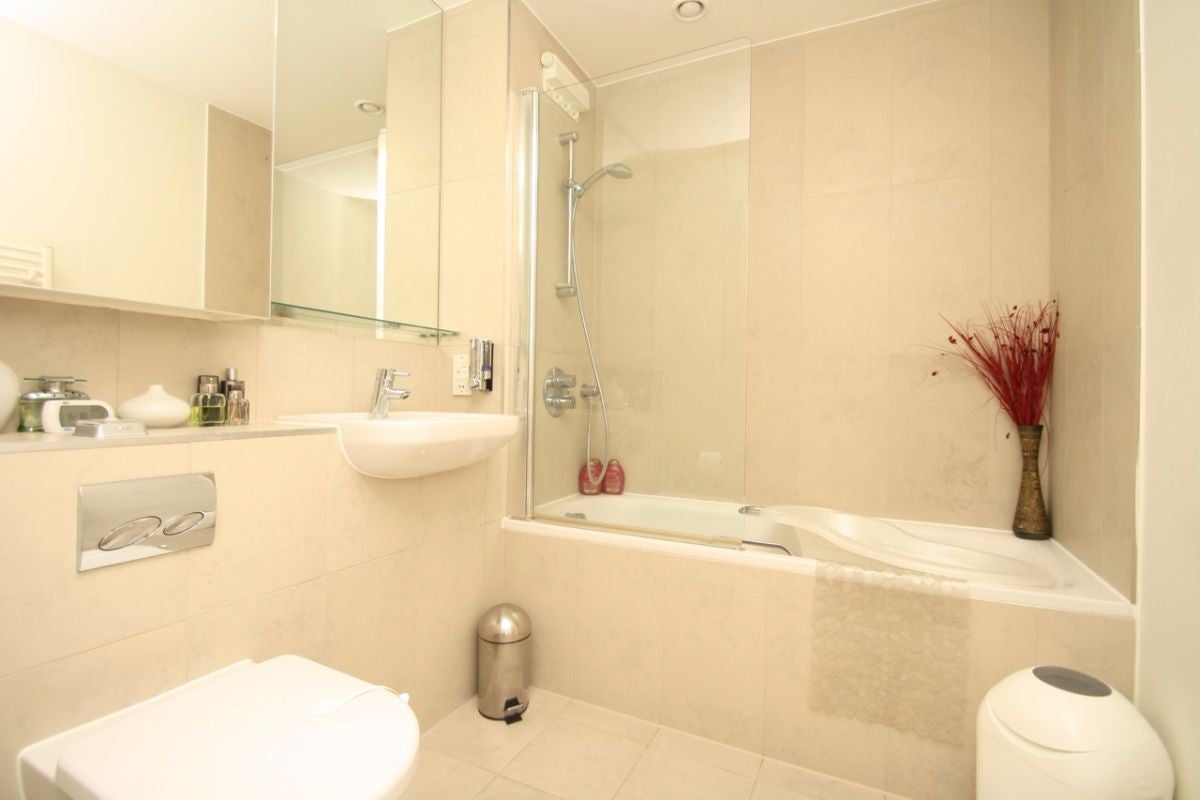 Flat Empire Way in Greater London