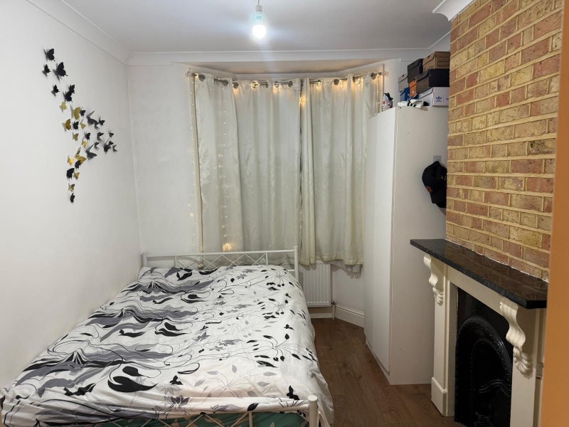Room Glenavon Road in Greater London